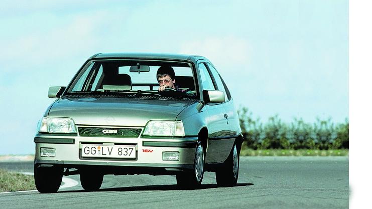 Anfangs verkauft sich der Kadett noch gut, doch ab den 80ern bricht der Absatz bei Opel ein. Der Ruf der Marke leidet unter diversen Skandalen.