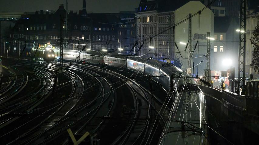 Oberleitung fällt im Hamburger Hauptbahnhof auf ICE
