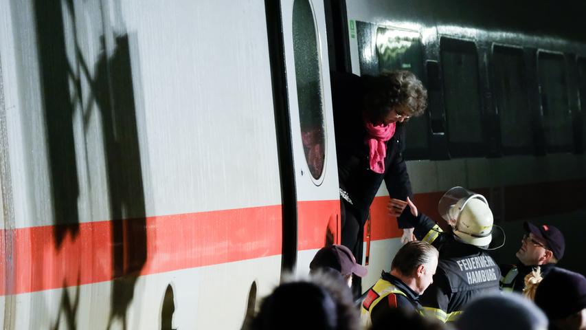 Feuerwehrleute und Mitarbeiter der DB-Sicherheit halfen den Passagieren aus dem Zug.