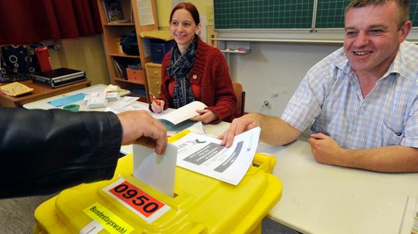Auch 2021 haben die Wähler nicht nur eine Stimme. Gleich zwei Mal dürfen die Bundesbürger ihr Kreuz an der vermeintlich richtigen Stelle machen. Mit der Erststimme wird aus den Direktkandidaten, die sich im Wahlkreis um das Direktmandat bewerben, einer gewählt werden. Der Kandidat mit den meisten Stimmen zieht als direkt Gewählter in den Bundestag ein. Entscheidend für die Sitzplatzverhältnisse im nächsten Bundestag sind allerdings die Zweitstimmen. Mit dem zweiten Kreuz kann sich der Wähler für eine Partei entscheiden, die in seinem Bundesland antritt. Durch dieses System kann es zu zahlreichen Überhangmandaten kommen, weswegen für 2021 eine Wahlreform verabschiedet wurde. Alle Infos dazu gibt es hier.