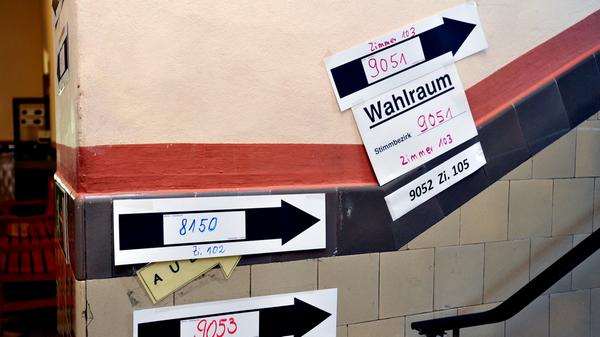Normalerweise in Wahllokalen. Und zwar immer an einem Sonntag oder gesetzlichen Feiertag - das schreibt das Bundeswahlgesetz vor. Vier bis sechs Wochen vor dem Urnengang erhalten alle Wahlberechtigten eine Wahlbenachrichtigung. Auf dieser ist der Ort des Wahllokals vermerkt. Meist sind sie in Schulen oder Gemeinderäumen eingerichtet. Wichtiges Element ist die Wahlkabine, denn die Wahl muss geheim erfolgen können. In Deutschland ist die Wahlabgabe zwischen 8 Uhr und 18 Uhr möglich oder per Briefwahl. Letzteres wird immer beliebter: Bei der Bundestagswahl 2017 wählten 28,6 Prozent der Wähler per Briefwahl. Durch Corona dürfte dieser Anteil dieses Jahr deutlich höher sein.