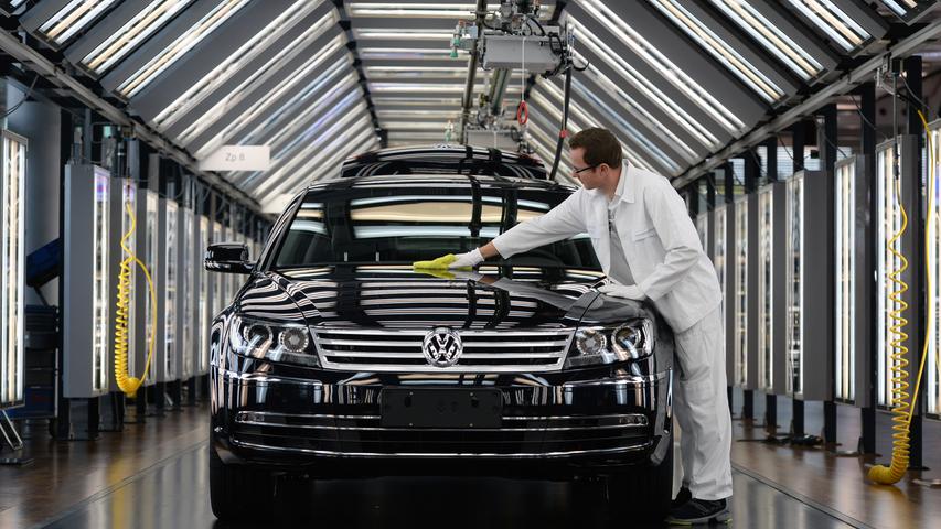 30. September 2016: VW einigt sich mit Händlern in den USA auf einen Vergleich und zahlt 1,2 Milliarden Dollar Entschädigung. In einem Vergleich mit Kunden in Kalifornien kommen auf VW Kosten in Höhe von bis zu 16,5 Milliarden US-Dollar zu.