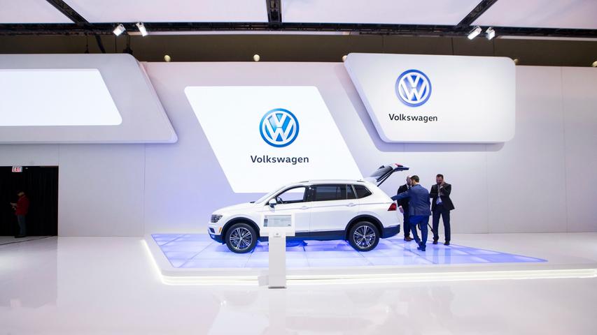 10. Januar 2017: Trotz des Abgas-Skandals ist VW offenbar erstmals der größte Autobauer der Welt: Er hat 2016 mehr als 10.3 Millionen Fahrzeuge abgesetzt. Gleichzeitig hat sich das Unternehmen mit US-Behörden auf einen weiteren Vergleich geeinigt, es zahlt Bußgeld- und Strafzahlungen in Höhe von 4,3 Milliarden Euro. 