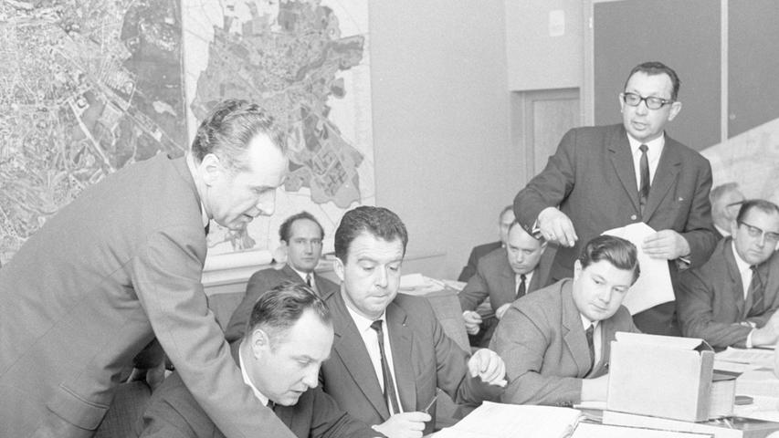 Zwei Kontrahenten stehen sich gegenüber: Oberbaudirektor Schaller (mit Brille) und Rechtsanwalt Dr. von Herford. Sitzend (2. von links) Oberregierungsrat Stender. Hier geht es zum Artikel vom 22. Februar 1967: Wer bekommt recht?