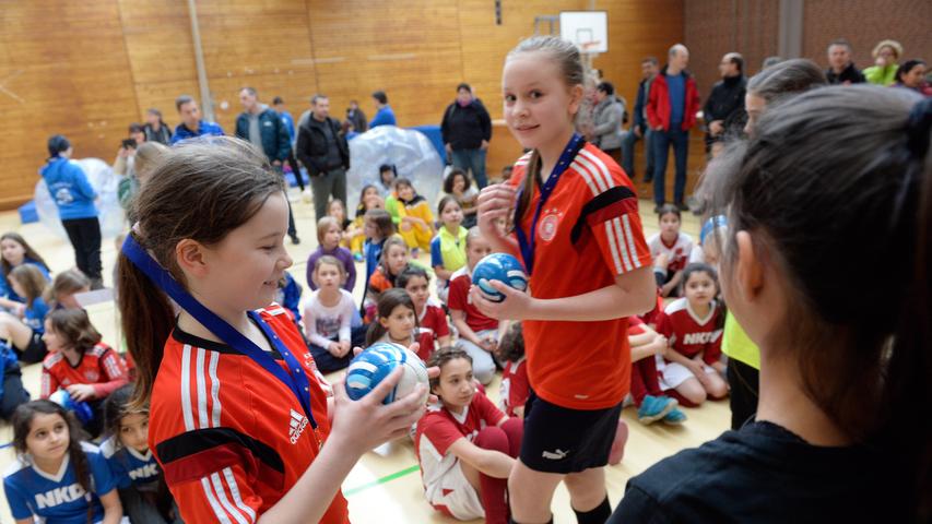 Interessierte Mädchen im Alter von 5 bis 18 Jahren können sich unter erlangen@sportintegration.de melden. Bei einer Vereinsmitgliedschaft oder Anschaffungen für das Training kann finanziell geholfen werden.