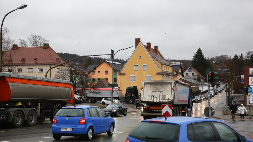 Nichts geht mehr: Lkw verstopfen die Eisenbahnbrücke Forchheim