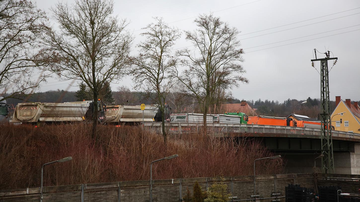Ein Lastwagen nach dem nächsten fuhr am Dienstagmorgen die Bahnbaustelle am Forchheimer Bahnhof an. Das führte zum Stau bis auf die Adenauerallee.