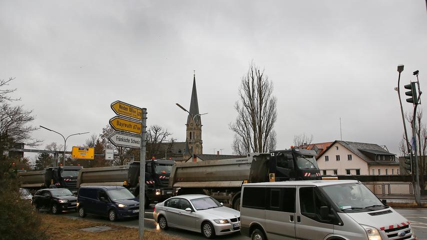 Nichts geht mehr: Lkw verstopfen die Eisenbahnbrücke Forchheim