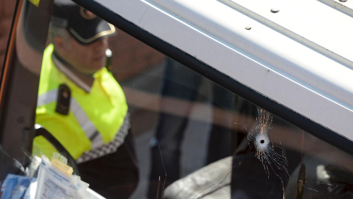 Nach einer Verfolgungsjagd konnte die Polizei in Barcelona einen mit Gasflaschen geladenen Lkw mit Schüssen stoppen.