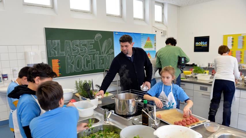Erlangen: TV-Koch Tim Mälzer weiht neue Schulküche ein