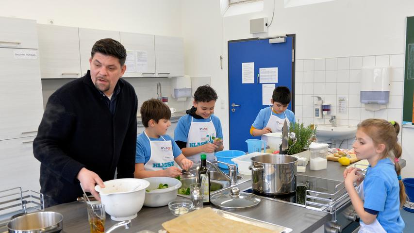 Erlangen: TV-Koch Tim Mälzer weiht neue Schulküche ein
