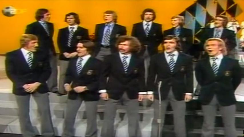 Der größte Hit der deutschen Fußballgeschichte wurde 1974 in einer Sendung von Wim Thoelke präsentiert: "Fußball ist unser Leben" sang die Deutsche Elf im Chor.