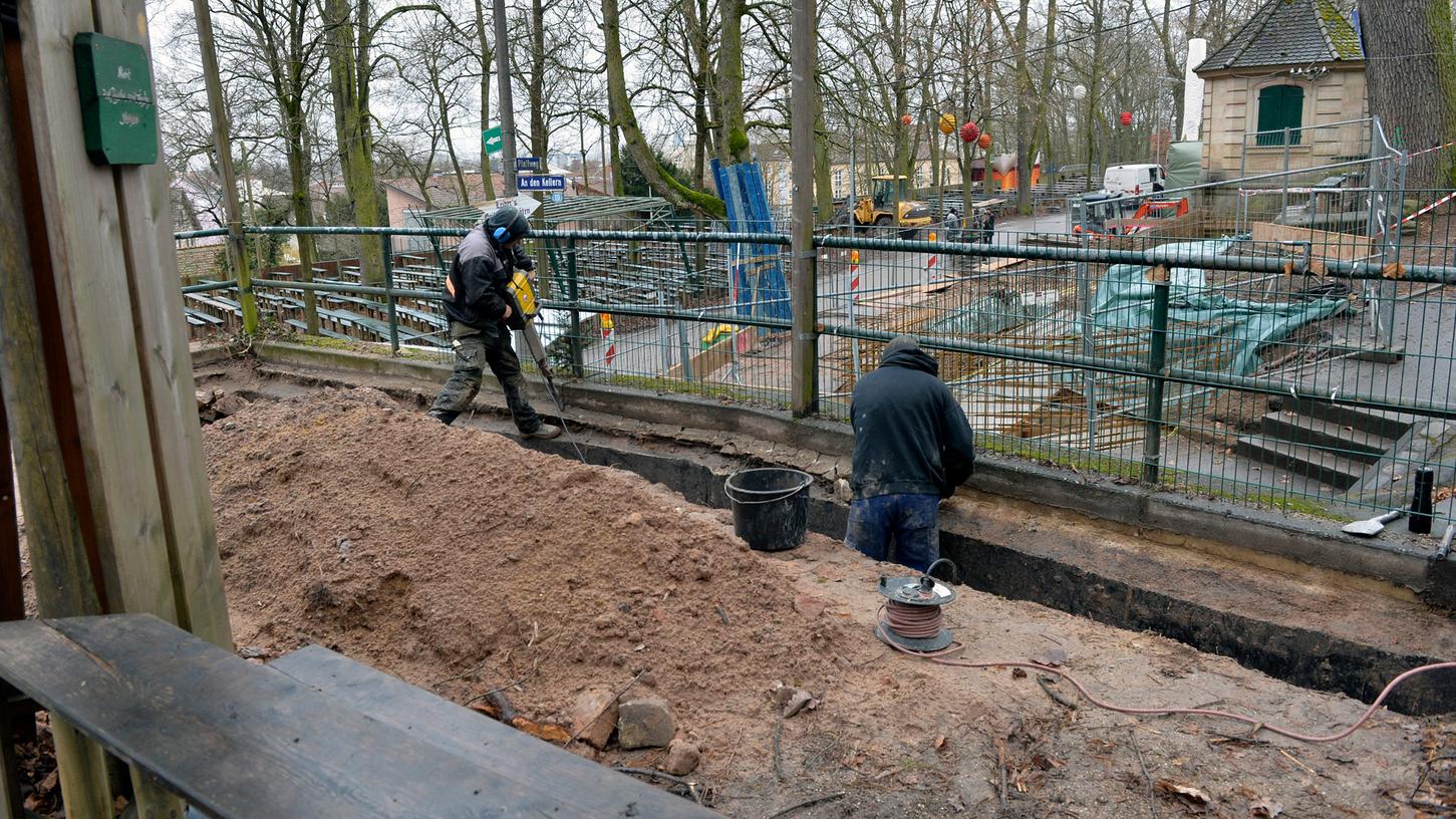 Wackelnde Steinmauern, ausgerissene Sandsteinfundamente, schiefe und einsturzgefährdete Mauerbereiche, hinter denen das Erdreich nachdrückt — es gibt viel zu tun auf dem Bergkirchweihgelände. Wackelnde Steinmauern, ausgerissene Sandsteinfundamente, schiefe und einsturzgefährdete Mauerbereiche, hinter denen das Erdreich nachdrückt — es gibt viel zu tun auf dem Bergkirchweihgelände.