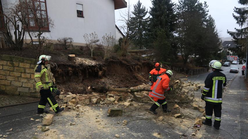 Sturm und Regen lassen Mauer in Forchheim umstürzen