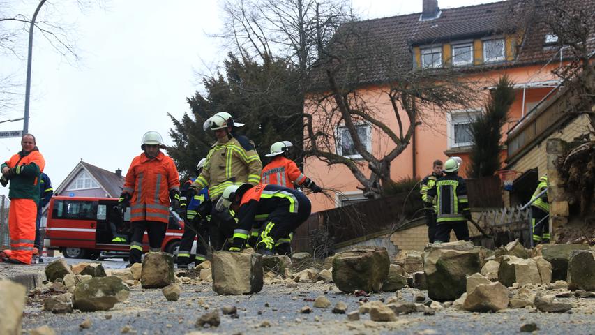 Sturm und Regen lassen Mauer in Forchheim umstürzen