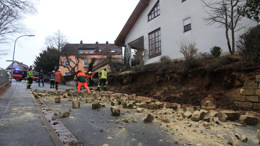 Sturm und Regen lassen Mauer in Forchheim umstürzen