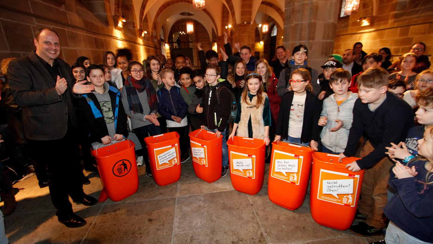 Bei einem Wettbewerb der Stadt konnten Kinder und Schüler ihre Mülleimer-Sprüche vorschlagen. Die besten fünf wurden im Rathaus gekürt.