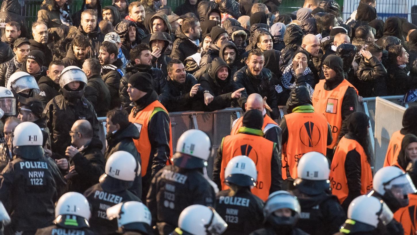 PAOK-Fans stehen vor Polizisten und Ordnern bei der Einlasskontrolle und diskutieren wegen der langen Wartezeiten. Insgesamt zog die Polizei nach der Partie eine positive Bilanz.