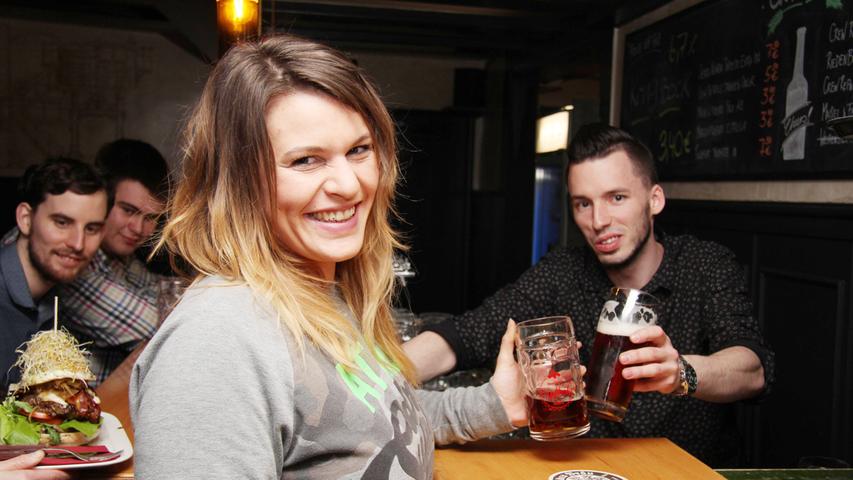 Die größte Bierauswahl Bambergs und eine neue Burgerkultur - das zeichnet den Zapfhahn in der unteren Sandstraße aus. Als Genießer des "Slow-Foods" bezeichnet Barkeeper Christoph Koell (rechts im Bild) die kleine gemütliche Kneipe. Neben Biersorten wie Huppendorfer oder Ott zählen der eigens kreierte "Zapfhahn-Burger" zu den Klassikern der Heimat für Liebhaber des fränkischen Biers und moderner Burger. Für Stammgast Christina Krippner (links im Bild)steht fest: "Das ist seit zwei Jahren mein Lieblingsladen, hier geht man einfach gerne ein Bier trinken." Mit regionalem Fleisch und selbstgemachten Soßen überzeugt der Zapfhahn auch im Sommer, da ist der sonnige Innenhof geöffnet. Die größte Bierauswahl Bambergs und eine neue Burgerkultur - das zeichnet den Zapfhahn in der unteren Sandstraße aus. Als Genießer des "Slow-Foods" bezeichnet Barkeeper Christoph Koell (rechts im Bild) die kleine gemütliche Kneipe. Neben Biersorten wie Huppendorfer oder Ott zählen der eigens kreierte "Zapfhahn-Burger" zu den Klassikern der Heimat für Liebhaber des fränkischen Biers und moderner Burger. Für Stammgast Christina Krippner (links im Bild)steht fest: "Das ist seit zwei Jahren mein Lieblingsladen, hier geht man einfach gerne ein Bier trinken." Mit regionalem Fleisch und selbstgemachten Soßen überzeugt der Zapfhahn auch im Sommer, da ist der sonnige Innenhof geöffnet.
