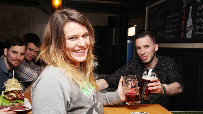 Die größte Bierauswahl Bambergs und eine neue Burgerkultur - das zeichnet den Zapfhahn in der unteren Sandstraße aus. 
 Als Genießer des "Slow-Foods" bezeichnet Barkeeper Christoph Koell (rechts im Bild) die kleine gemütliche Kneipe. Neben Biersorten wie Huppendorfer oder Ott zählen der eigens kreierte "Zapfhahn-Burger" zu den Klassikern der Heimat für Liebhaber des fränkischen Biers und moderner Burger. Für Stammgast Christina Krippner (links im Bild)steht fest: "Das ist seit zwei Jahren mein Lieblingsladen, hier geht man einfach gerne ein Bier trinken." Mit regionalem Fleisch und selbstgemachten Soßen überzeugt der Zapfhahn auch im Sommer, da ist der sonnige Innenhof geöffnet.