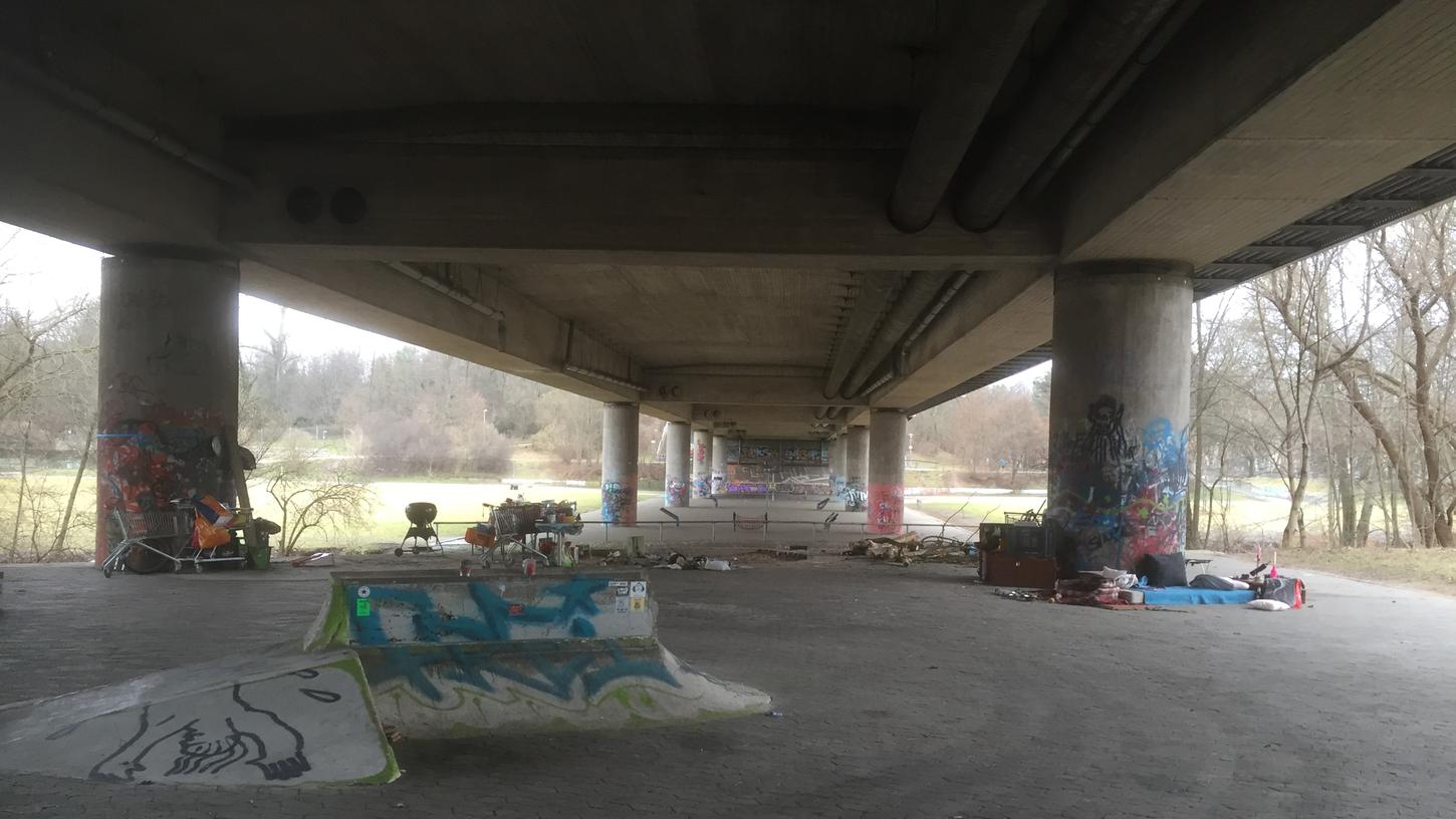 Der Vorfall passierte, als die Beamten eine Personengruppe unter der Theodor-Heuss-Brücke kontrollierten. Der Vorfall passierte, als die Beamten eine Personengruppe unter der Theodor-Heuss-Brücke kontrollierten.