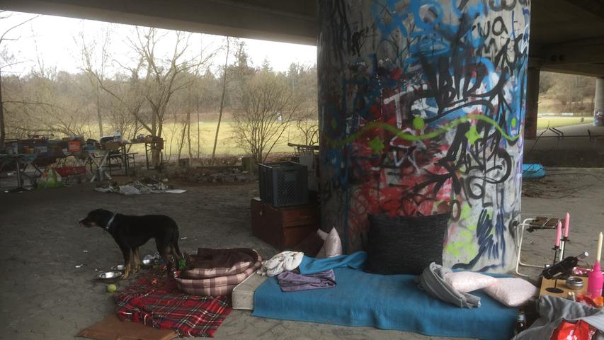 Das neue Zuhause der Obdachlosen von der Wöhrder Wiese ist jetzt unter der Theodor-Heuss-Brücke. Auch hier wollen sie alles akkurat sauber und ordentlich halten.