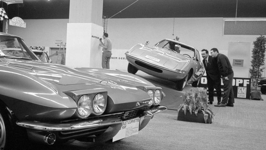Schnelle Autos im Europa-Haus: ein Chevrolet Corvette "Sting Ray" mit einer 7-Liter-Maschine und einer Höchstgeschwindigkeit von 270 Kilometern, dahinter der interessante Opel GT. Hier geht es zum Artikel vom 25. Februar 1967: Luxuslimousinen im Europa-Haus