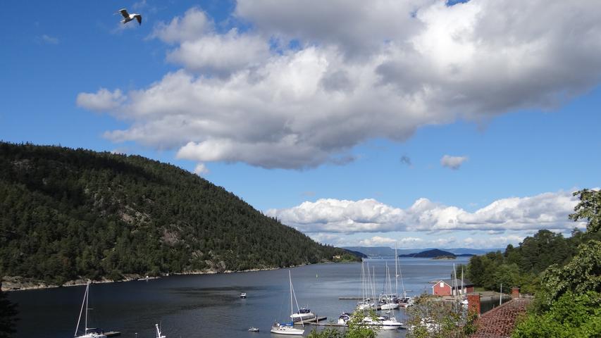 Das Oslofjord vor der Insel Oscarsborg. Heute ist sie ein Naherholungsgebiet für die Bewohner von Oslo, im Zweiten Weltkrieg wurde hier das deutsche Kriegsschiff „Blücher“ versenkt.