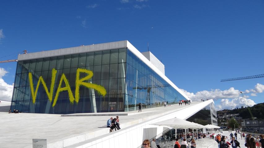 Das neue Opernhaus in der Innenstadt von Oslo. „War“ steht auf der Glasfassade, weil drinnen gerade Benjamin Brittens „War Requiem“ aufgeführt wird.
