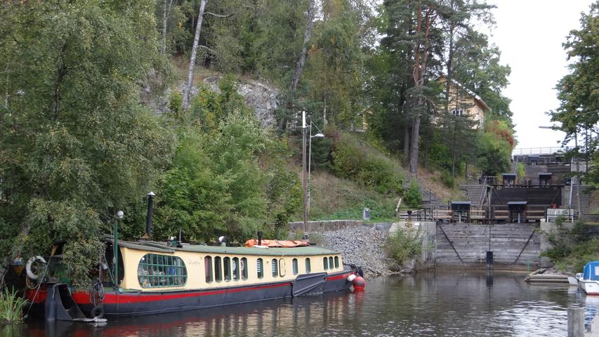 Restaurierte Schiffe vor restaurierten Schleusen bietet das Orje Kanalmuseum.
