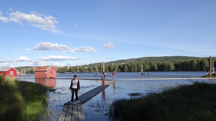 iese Stege in Fetsund Lenser, Norwegens größtem Flößereimuseum, liegen nur scheinbar ruhig im Wasser, sobald man über sie läuft, kommen sie gehörig ins Schwanken.