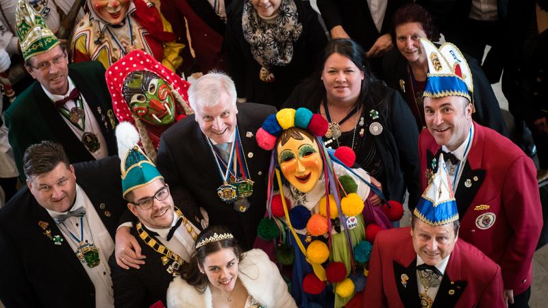 Rund 150 Karnevalisten bayerischer Karnevals-, Faschings- und Fastnachtsverbände hat Ministerpräsident Horst Seehofer zum "Unsinnigen Donnerstag" in die Staatskanzlei eingeladen.