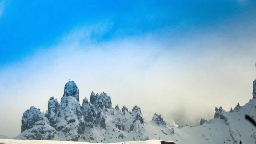 Die Seiser Alm präsentiert sich tief verschneit. Auf der größten Hochalm Europas ist Langlaufen und Skifahren bis weit in den Frühling hinein möglich.
