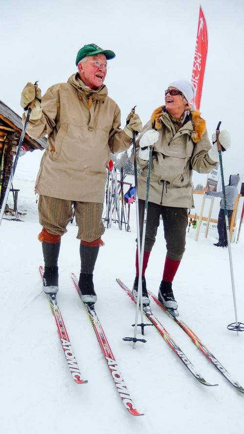 Diese beiden Urlaubsgäste aus Skandinavien haben sichtlich Spass in der Loipe. Die längste Runde umfasst 15 Kilometer, für Einsteiger gibt es eine Übungsspur.