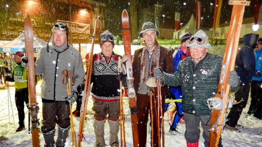 Die  Südtiroler Nostalgiegruppe. Die Mitglieder sind nicht viel älter als ihr historisches Sportgerät. Sie treten bei den Shows der Skischule oder vor Wettkämpfen auf und können viele Anekdoten erzählen.