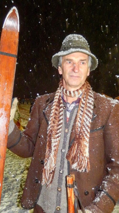 Die alten Latten taugen noch immer für den Wintersport. Auch das Outfit der Südtiroler Nostalgiegruppe muss natürlich vintage sein.