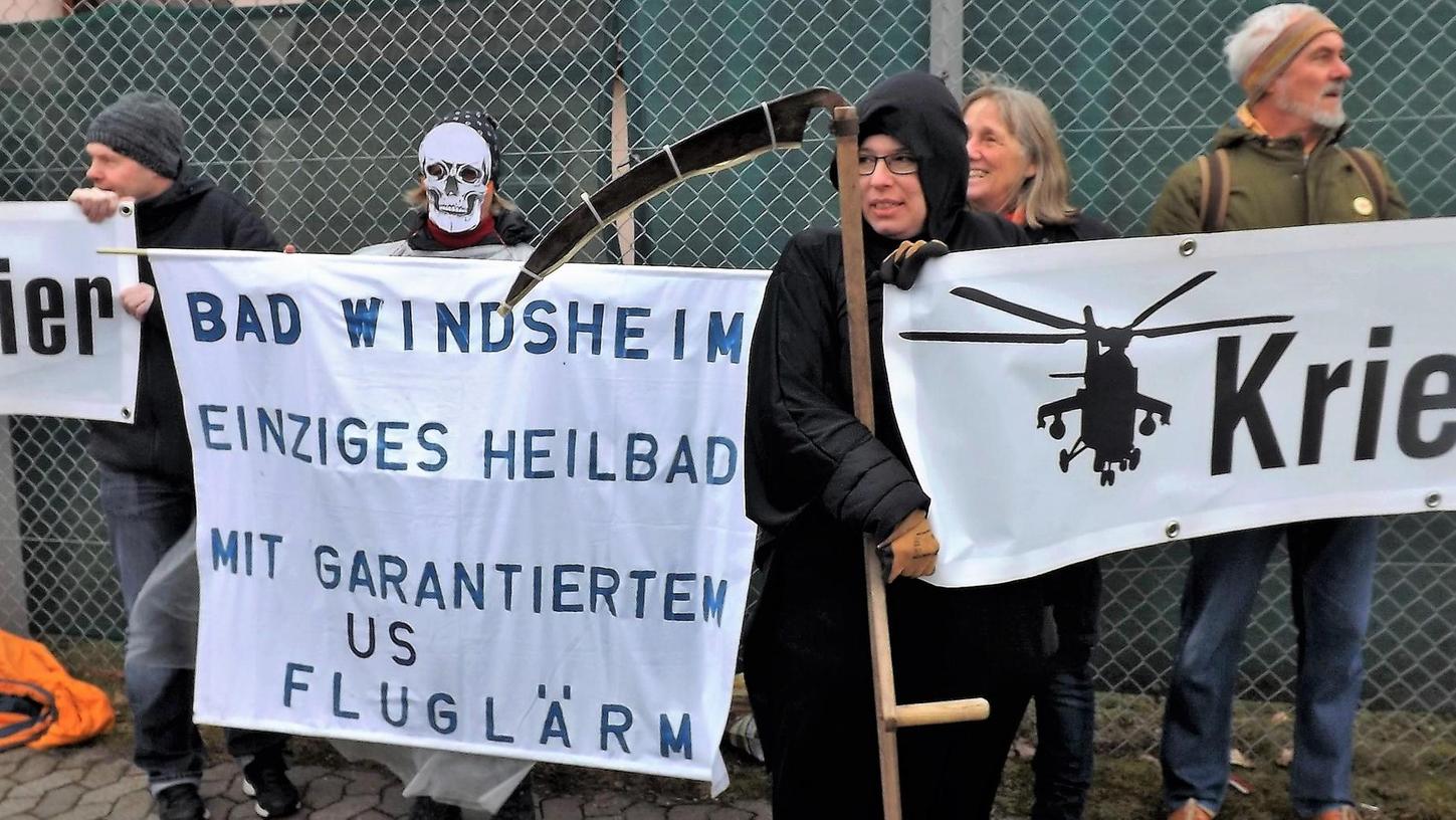 Totenkopf und Trump: Protest vor US-Kaserne in Katterbach