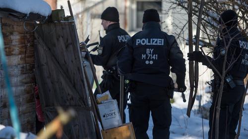 Polizisten durchsuchen ein Grundstück in Haar im Landkreis München nach der Leiche des Mannes.