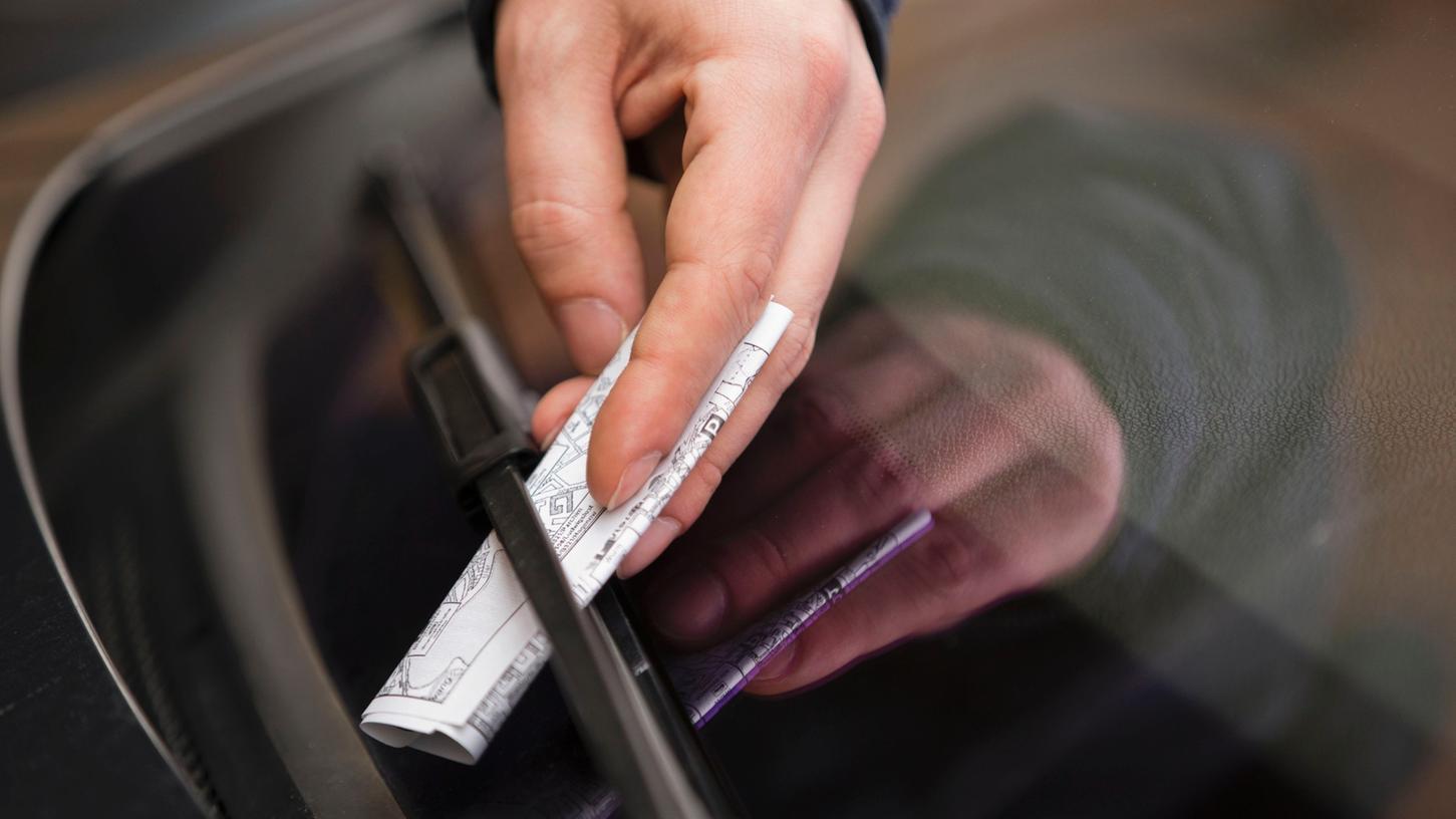 50 Strafzettel fanden die Anwohner, die Polizei sagt, es seien 40 gewesen. So oder so: ziemlich viele. 50 Strafzettel fanden die Anwohner, die Polizei sagt, es seien 40 gewesen. So oder so: ziemlich viele.