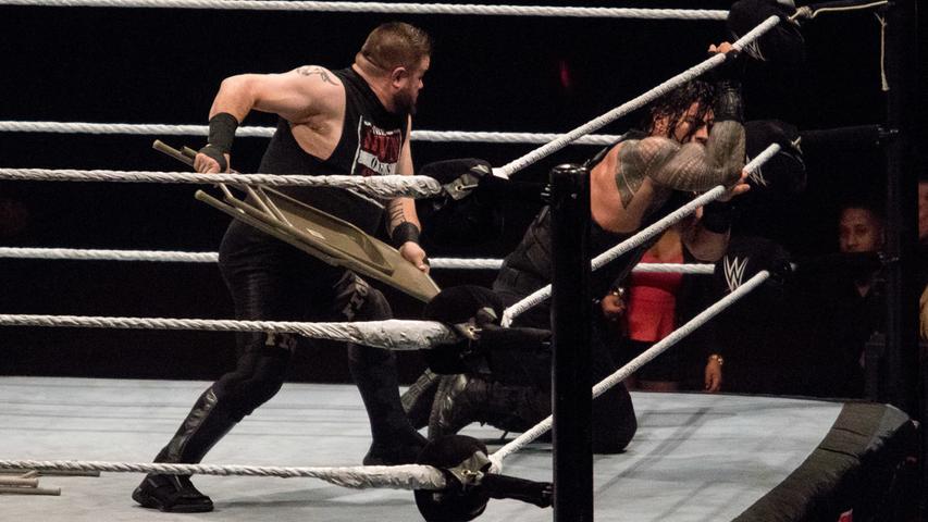 Fliegende Männer und harte Kämpfe: WWE Wrestling in Nürnberg