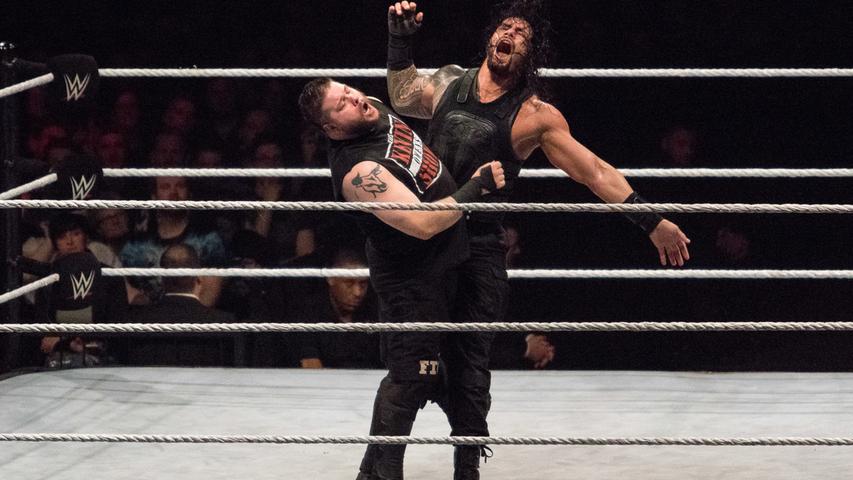 Fliegende Männer und harte Kämpfe: WWE Wrestling in Nürnberg