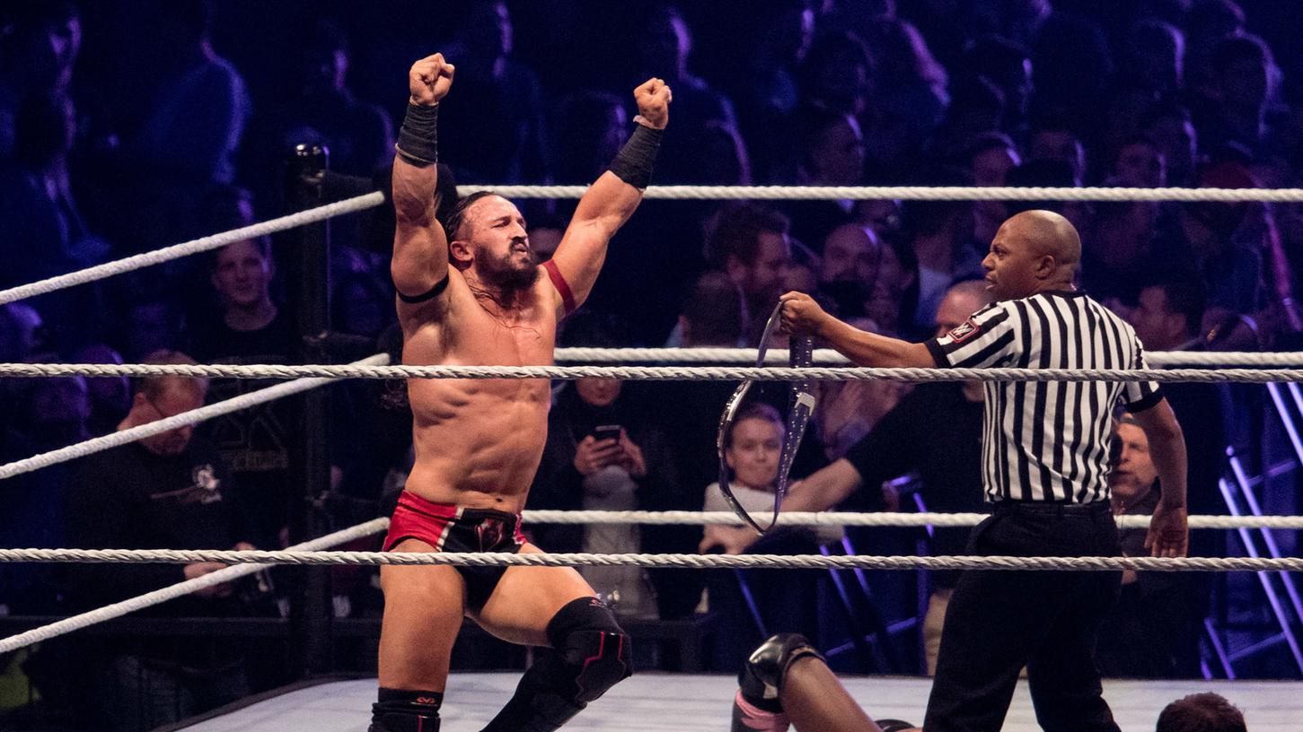 Wrestler Neville streckte in Nürnberg die Fäuste in die Luft.