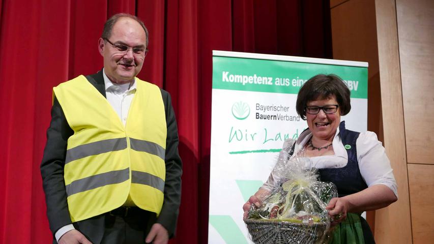 Zu den Agrarprodukten aus dem Landkreis erhielt Minister Schmidt auch eine Demonstrationsweste…