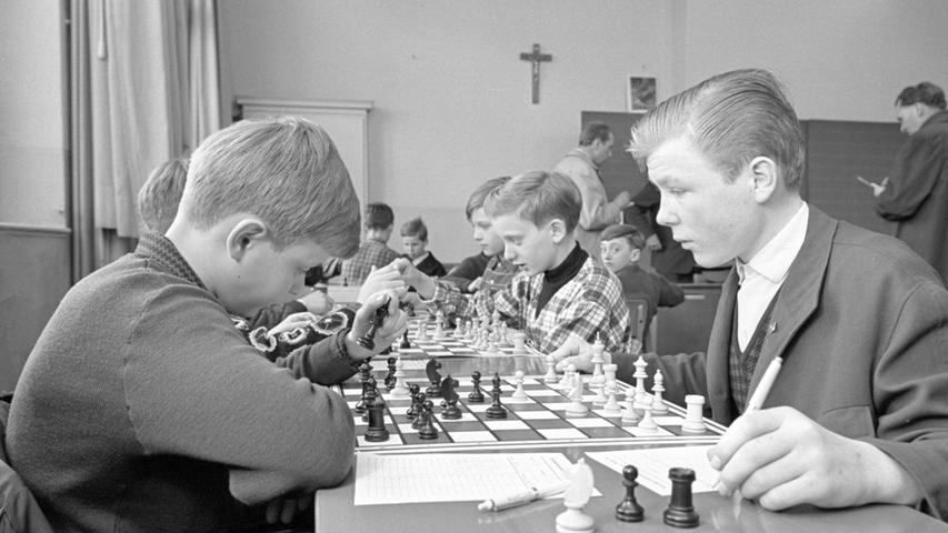 Früh übt sich, wer ein Meister werden will. Buben der Volksschule Schweinauer Straße beim freiwilligen Schachunterricht. Hier geht es zum Artikel vom 27. Februar 1967: Schach in der Schule