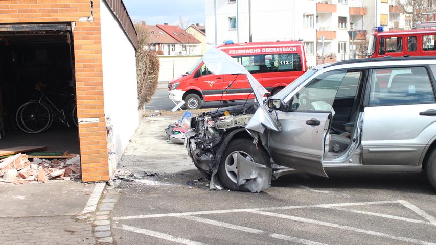 70-Jähriger rammt Garage in Oberasbach