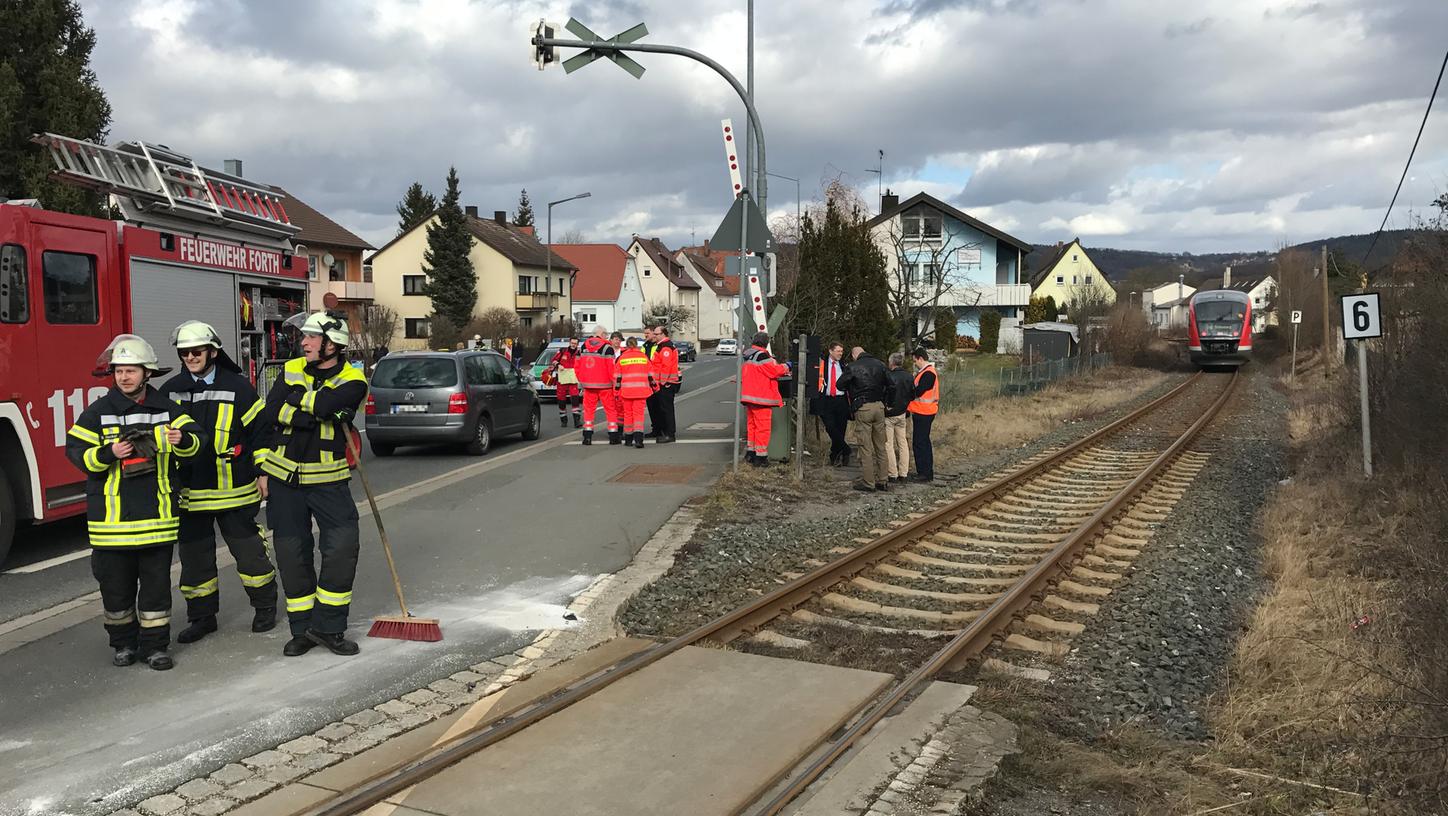 Kollision bei Eckental: Regionalzug rammt Pkw