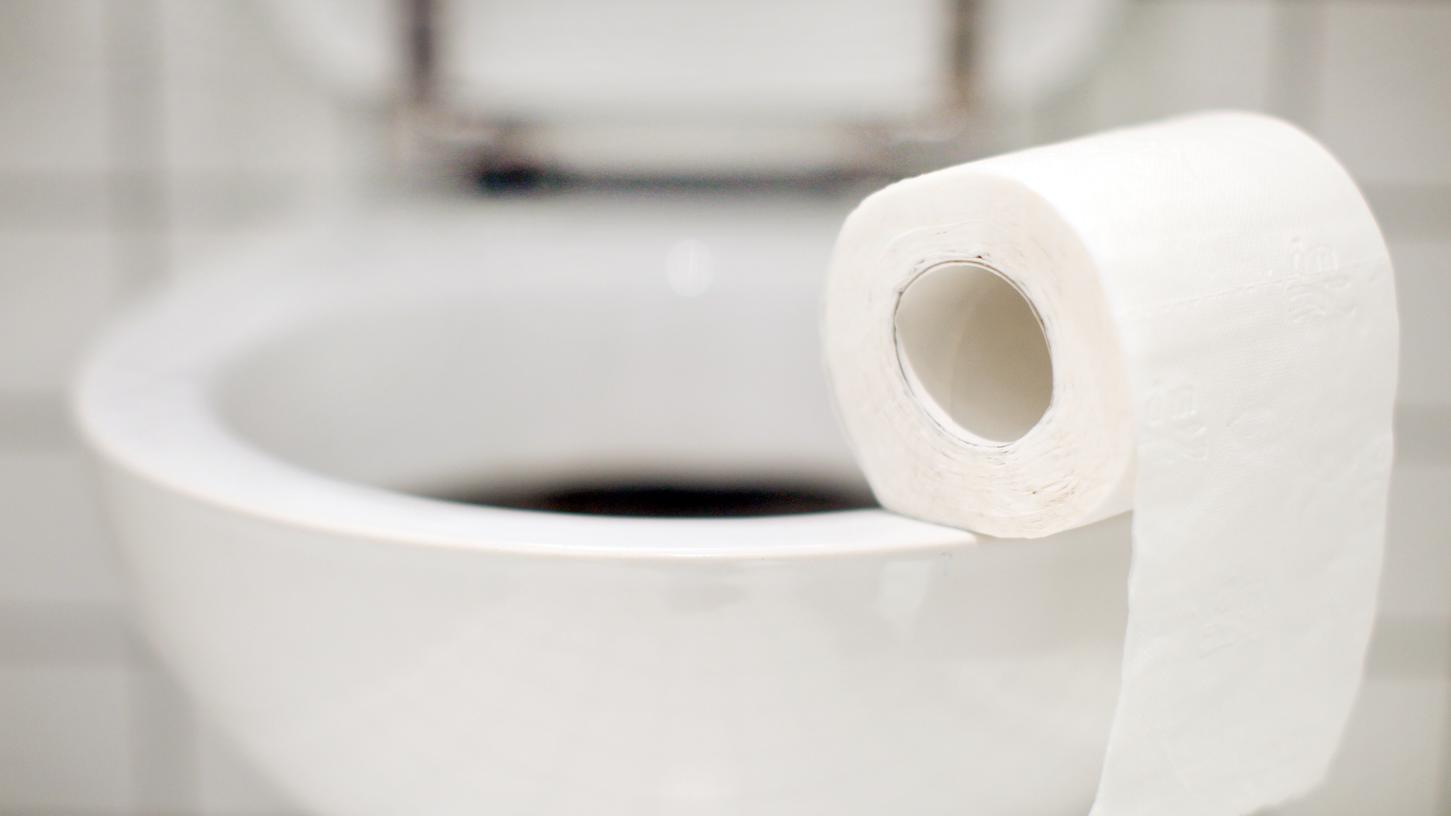 Vor allem feuchte Toilettentücher verstopfen die Toiletten und verursachen einen Stau im Rohr.