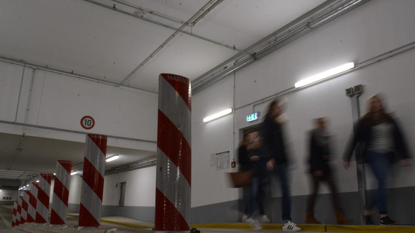 Centermanager Matthias Auhuber hat Schüler des Ostendorfer Gymnasiums durch den Hinter- und Untergrund des Neuen Marktes geführt.