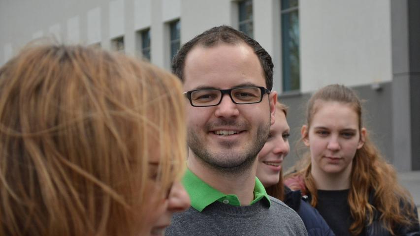 Centermanager Matthias Auhuber hat Schüler des Ostendorfer Gymnasiums durch den Hinter- und Untergrund des Neuen Marktes geführt.