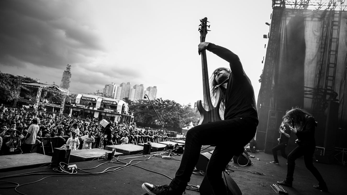 Ein Erlanger unterwegs in der weiten Welt: Bassist Linus Klausenitzer mit zwei seiner Bässe und während seines Auftritts beim "Hammersonic Festival" in Jakarta.
